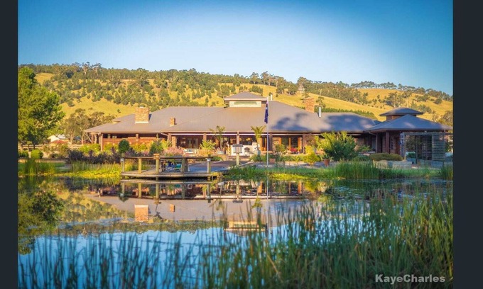 Pakenham Maison | The Lakehouse with beautiful scenic views/animals