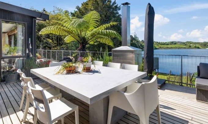 Okere Falls Maison | The Lakes Edge, Luxury Lake Front House, Lake Rotoiti, Rotorua