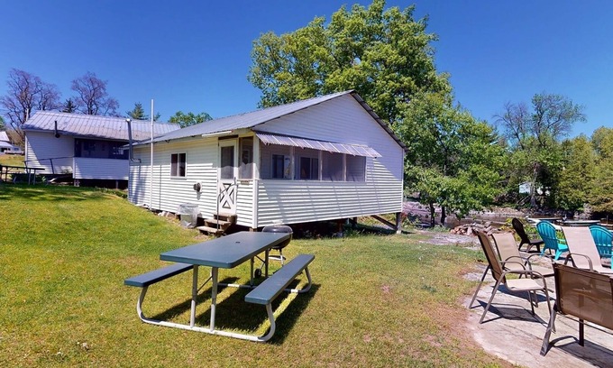 Brier Hill Cabine | The Lakeview at Cedar Grove Camps