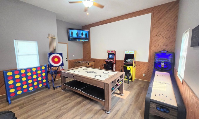 La Salle Maison | The Lasalle Lounger. Full game room! King beds. Walk to downtown.
