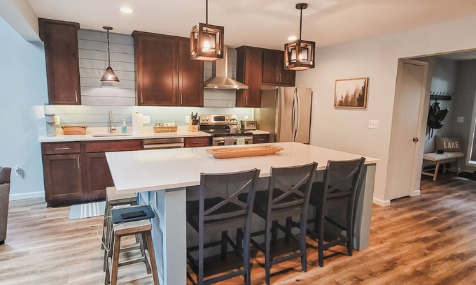 Thayerville Maison | The Lazy Bear - Newly updated townhome in Deep Creek. Minutes to everything!