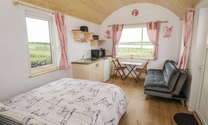 Ballyshannon Appartement | The Lazy Llama Shepherd Hut Campview Farm Stay