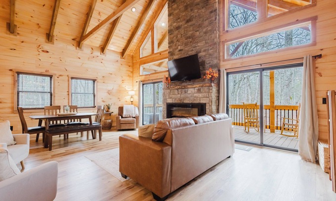 Saint Helens Cabine | The Lazy Maple in RRG - Fire pit/ hot tub/ arcade/wifi