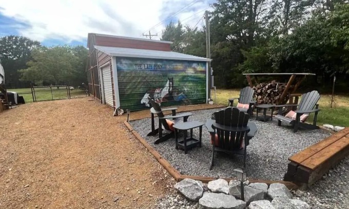 Honey Grove Maison | The Lazy Pony at the Barn/Hot Tub/ 3 acres Hiking Trails/Unique Barn Living Area