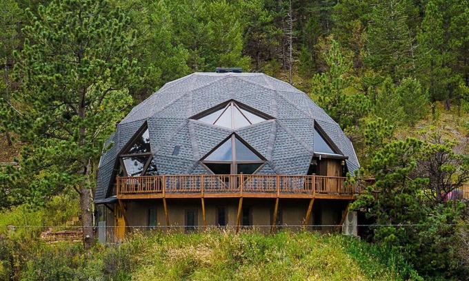 Lyons Appartement | The Legendary Snow Globe of Estes Park