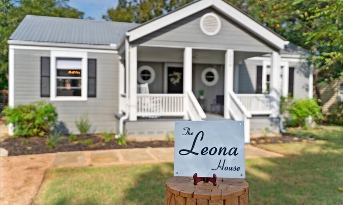 Georgetown Maison | The Leona House~Huge Backyard~Downtown Georgetown