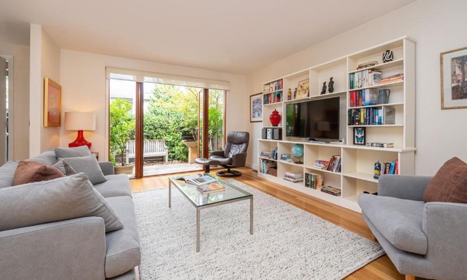 Glen Iris Maison | The Light House - Close to Harold Holt Swim Centre