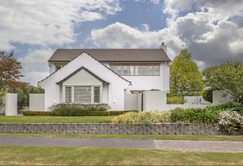 Christchurch Maison | The Light Inn