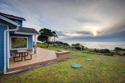 Port Orford Maison | The Lighthouse 3 Acre Port Orford Oceanfront Home