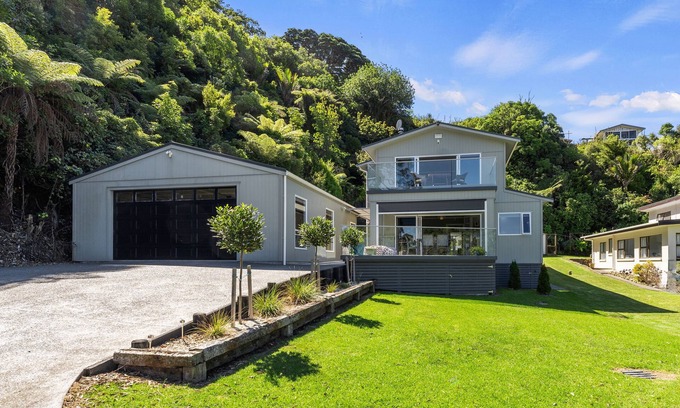 Te Mata Maison | The Lighthouse - Te Mata Holiday Home