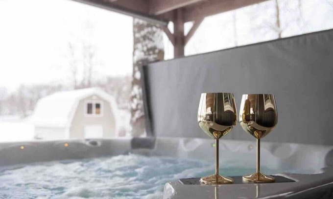 Bitely Cottage | The Lilley Pad w/ HotTub & Private Beach