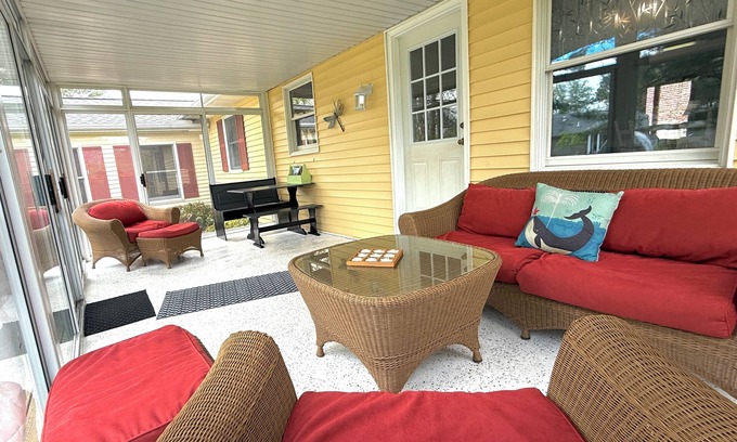 Red Mill Pond Maison | The Lilly Pad: Big fenced in yard, close to beaches, kayaking and more!