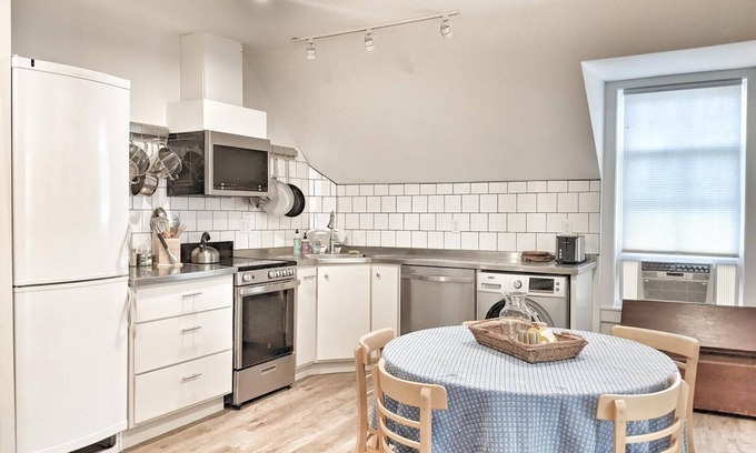 Meredith Appartement | The Lilly Pad. Downtown Meredith, peek-a-boo views of Lake Winnipesaukee!