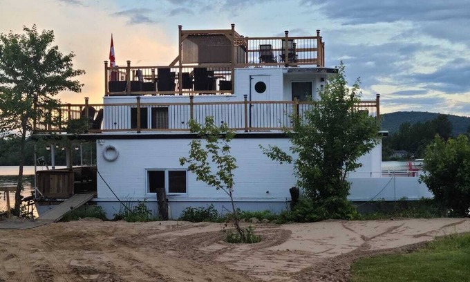 Barry's Bay Location De Bateaux | The Lily Pad Vacation Rentals