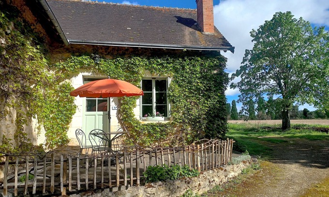 Sennevieres Maison | Le gîte des tilleuls, un cocon dans un écrin de verdure.