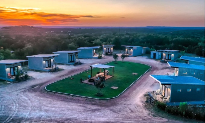 Dripping Springs Cottage | The Liney Moon - Horseshoe Cottage w/ Pool, Firepits, Putting Green, & More!