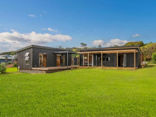 Whangapoua Maison | The Little Bach at Whangapoua