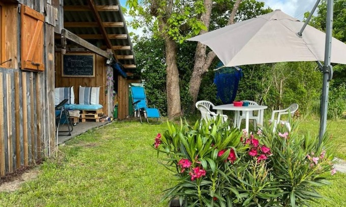Le Porge Chalet De Ski | La petite cabane bleue planquée dans la prairie