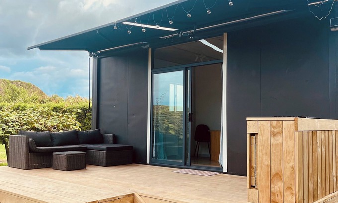 Tauranga Cabine | The Little Getaway - a night in the vines.