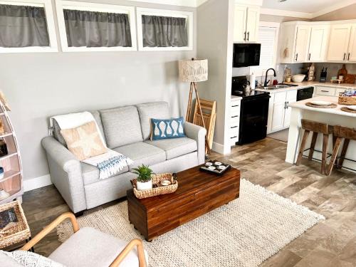 Pottsboro Maison | The Little Getaway-Sleeps 4, Firepit, Pet friendly