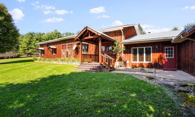 Bladensburg Cabine | The Little Lodge. Disconnect from your fast pace with friends and family.