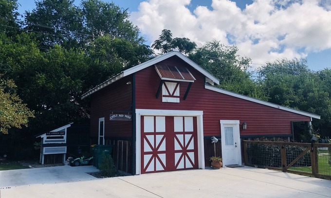 Boerne Maison | La petite grange rouge en ville