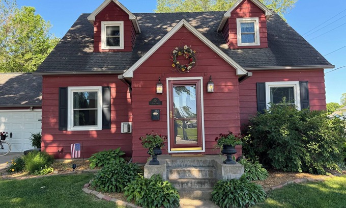 Grundy Center Maison | The Little Red Cottage is 1-bedroom on Main Level with access to the main floor