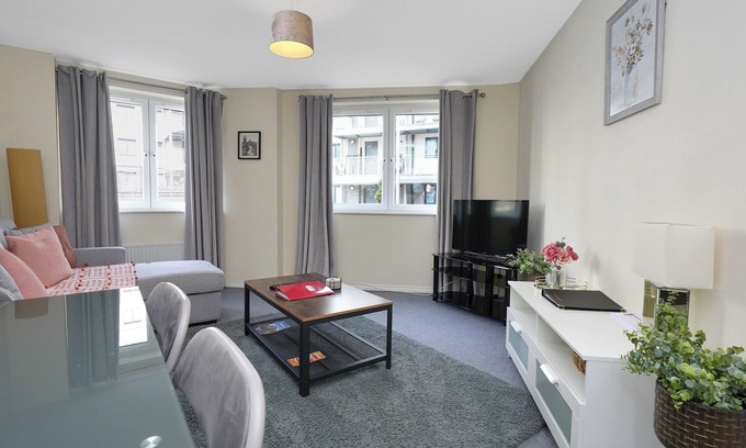 Restalrig Appartement | The Lochend Two Bedroom Residence is a bright spacious apartment in Edinburgh.