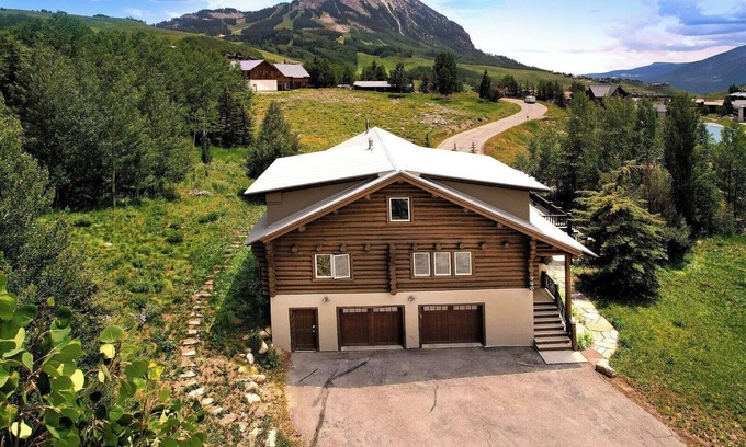 Crested Butte Maison | "The Lodge" 5BD/5BA, hot tub, pet friendly!