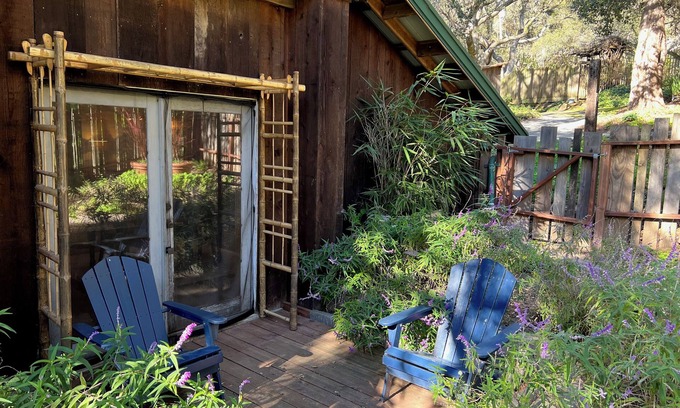 Prunedale Cabine | The Lodge at Tangled Oaks, a superbly converted barn on 6 acres on Monterey Bay.