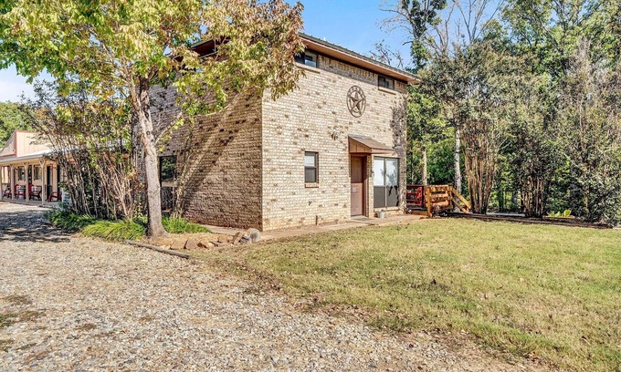 Quitman Maison | The Lodge. Modern comfort at Lake Fork. Full Kitchen.