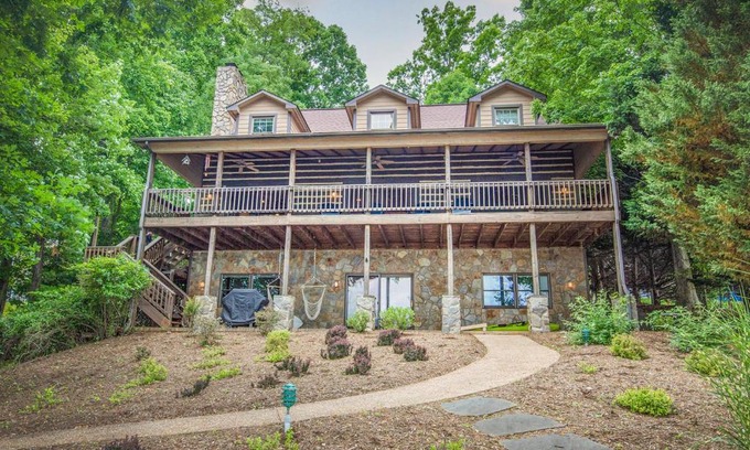 Huddleston Maison | The Lodge on Smith Mountain Lake