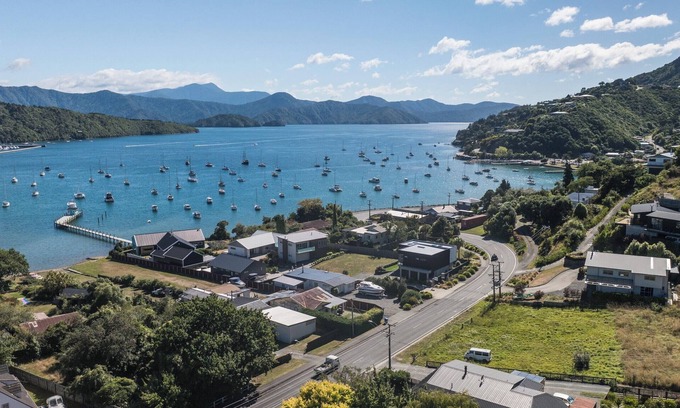 Waikawa Bay Maison | The Lodge - Picton Holiday Home