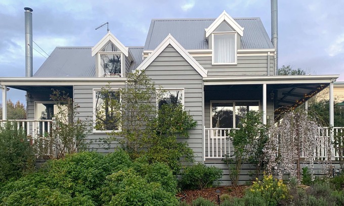 Hepburn Springs Maison | The Loft (fire+spa in centre of Hepburn Springs)