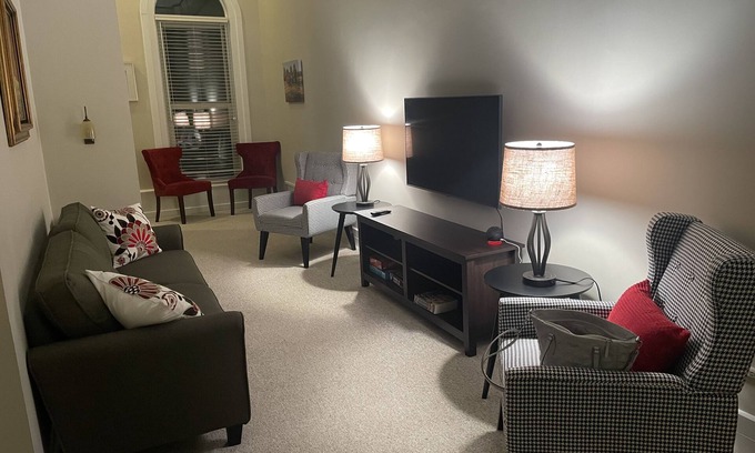 Hillsdale Appartement | The Lofty Owl - Updated historical apartment in quaint downtown Hillsdale