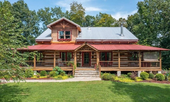 Cottontown Cabine | The Log Palace Private Guest Suite by RedAwning