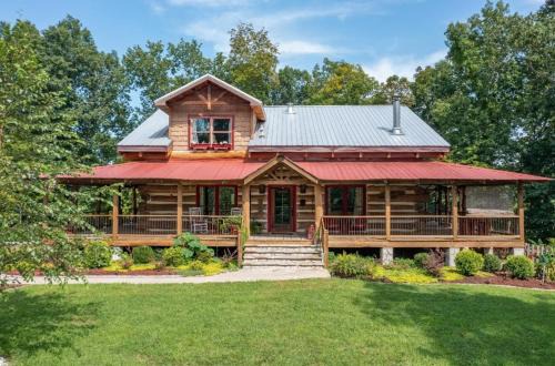 Cottontown Maison | The Log Palace Private Guest Suite cabin