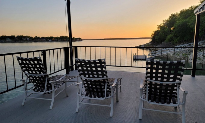 Lake Bridgeport Maison | The Lookout at Lakewood, Lakefront Paradise with Ultimate Entertainment, Hot Tub and Dock