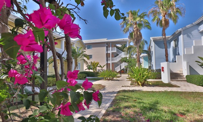 Alice Town Copropriété | The Lookout -First floor Oceanview Condo Located in Resorts World