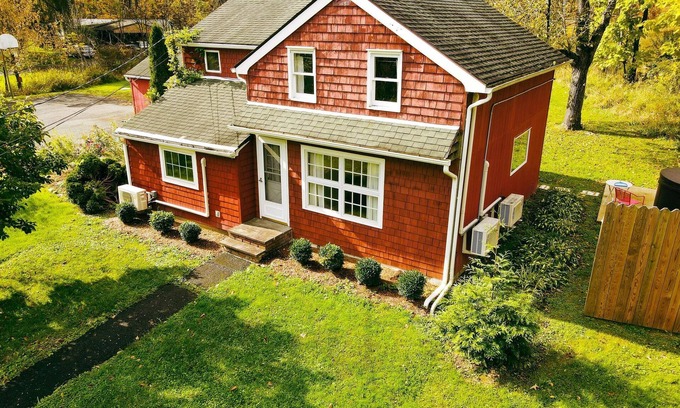 Accord Maison | The Louie II: Accord Farmhouse near Arrowood w/ Hot Tub & Large Yard