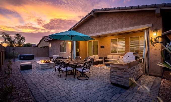Queen Creek Maison | The Lux at Queen Creek//HotTub//FirePit//Pool//KingBed
