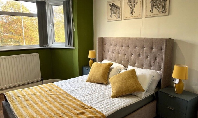 Tunstall Maison | The Lyme Lounge - Spacious & Modern 3 Bed- Parking