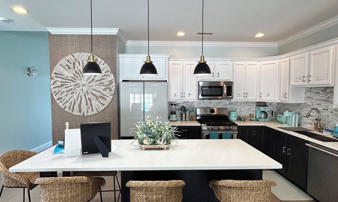Salisbury Maison | The Main House at 175-1 minute drive to beach