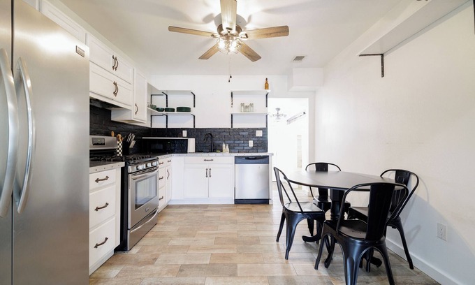 Cuero Maison | The Main St House-Charming 2-bedroom home, fitness room in peaceful Cuero