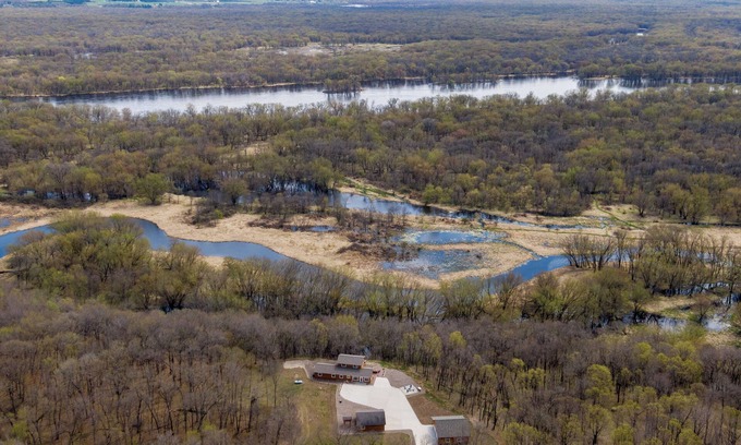 Pepin Cabine | The Main Stay on the Bluff: Private 4-Bedroom Retreat in peaceful Pepin.