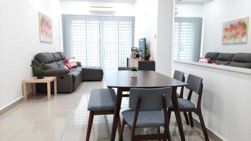 Kampung Kuchai Appartement | THE MAJESTIC IPOH B7 by ZamanJa