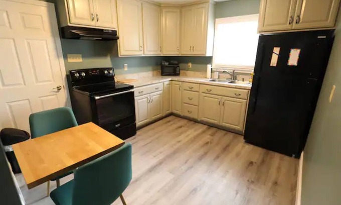 Niagara Falls Appartement | The Maria Two Bedroom LOWER, close to Falls & Casino!