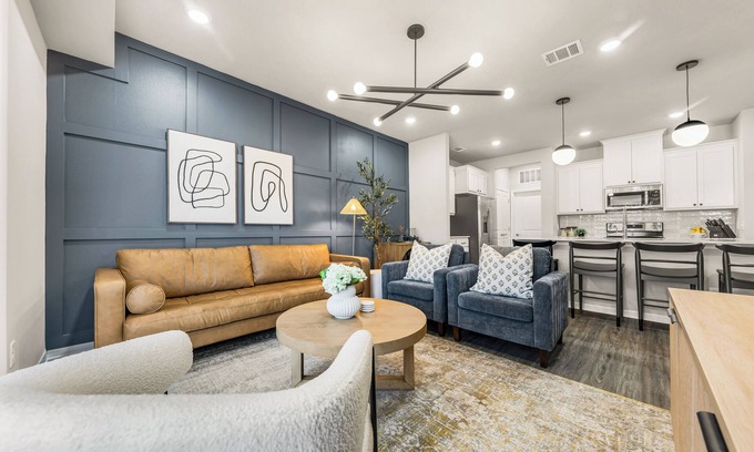 Bryan Copropriété | The Mark, B/CS - Luxurious 2BD/2BA condo 5 min from Downtown Bryan - New Listing