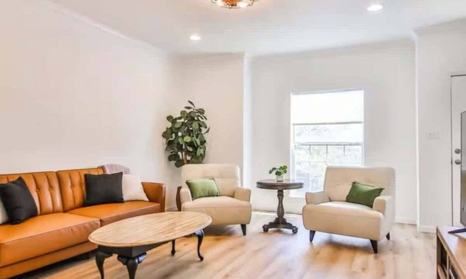 North Overton Appartement | The Matador Flat - 2BR/2.5BA - Sleeps 6