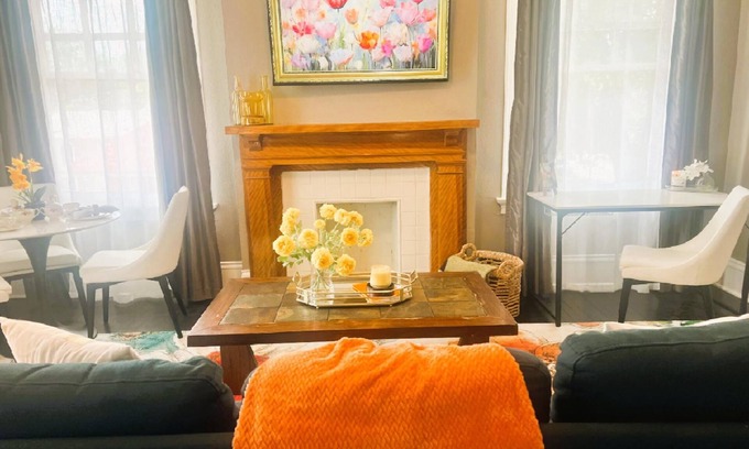 Peak's Suburban Addition Maison | The Meadow Calm Urban Escape